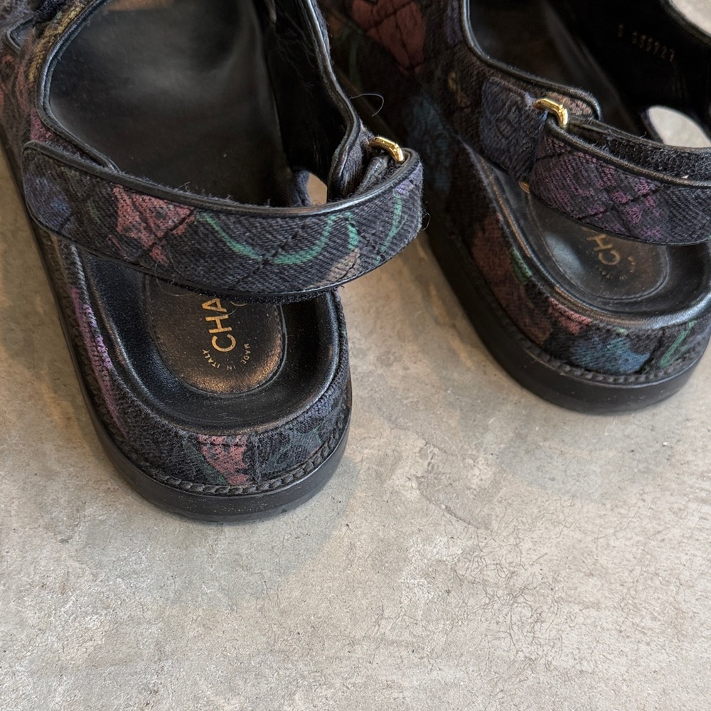 CHANEL Dark Sandals with Colorful Details - Picture 5 of 6